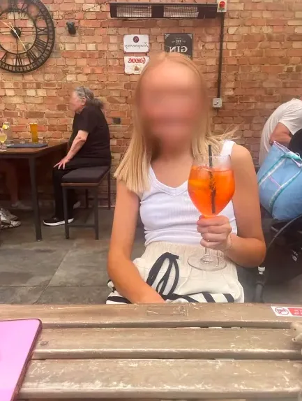Anneke, 26